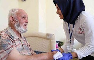 Denizlililer 4 yıldır sağlık hizmetlerinden evlerinde...