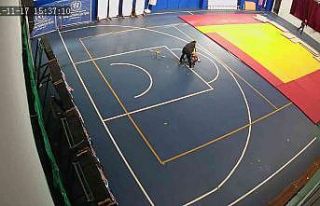 Deprem anında engelli sporcunun üzerine kapandı