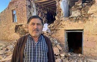 Depremde evde otururken yan odasının duvarı yıkıldı