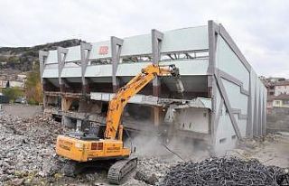 Depreme dayanıksız kapalı spor salonunda yıkım...