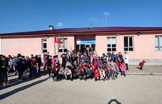 Depremzede çocuklara tiyatrolu moral