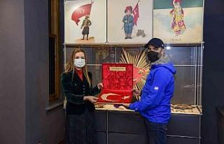 DEÜ’den giden Türk bayrağı Ağrı Dağı’nın...