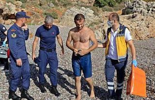 Dev dalgalarda deniz keyfi az daha canından ediyordu