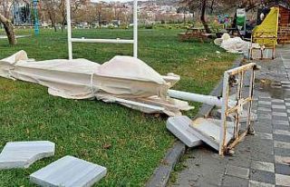 Dev şemsiyeler uçtu, mermer taşları yerinden oynadı