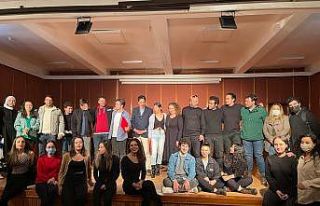 Devlet Tiyatrosu oyuncuları öğrencilerle bir arada...
