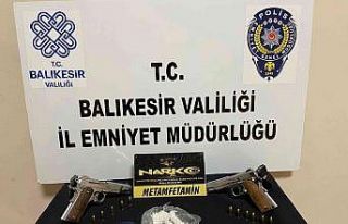 Direksiyona uyuşturucu ve silah zulaladılar