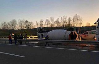 Direksiyonu kilitlenen beton mikseri karşı şeride...