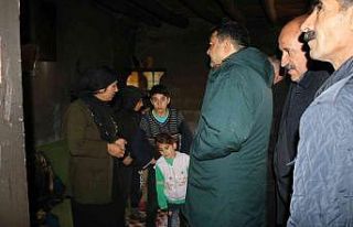 Diyadin Kaymakamlığı evi yanan aileye yardım etti