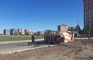 Diyarbakır’da beton mikseri kavşağı dönemeyerek...