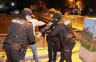 Dondurma çalan 2 şahıs bekçilere yakalandı