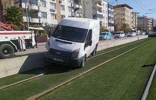 Dört araç birbirine girdi, araçlardan biri tramvay...