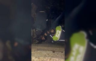 Dövdükleri kişiyi denize attılar, polis kurtardı