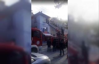 Dumandan etkilenerek bayılan kadını itfaiye ekipleri...