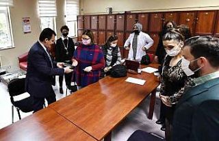 Dündar’dan öğretmenlere anlamlı hediye