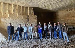 Dünya Harran Bazda’da doğal taş yer altı işletmeciliğinin...