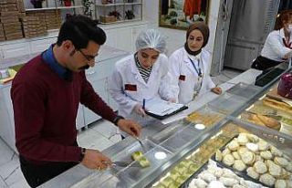 Dünyaya yayılan lezzetler üretim bandından personel...