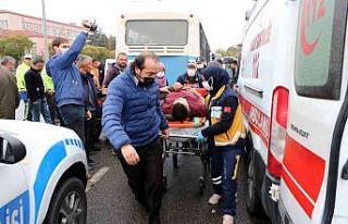 Durakta bekleyen otobüse çarpan engelli sürücü...