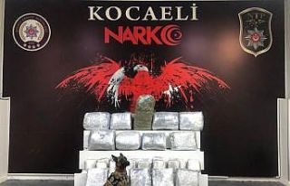 Durdurulan araçtan koli koli uyuşturucu çıktı