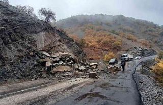 Düşen dev kaya parçaları yolu ulaşıma kapattı