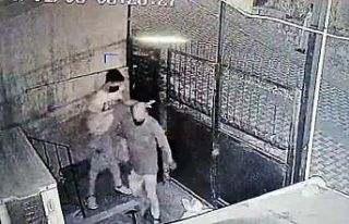 Duvarı delerek hırsızlık yapan soyguncular kamerada
