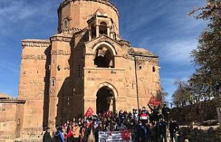 Edremitli öğrenciler Akdamar Adası’nı gezdiler