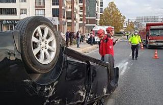 Edremit’te otomobil takla atıp ters döndü