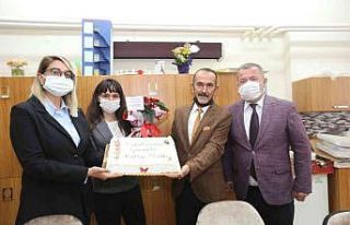 Efeler, Öğretmenler Günü’nü kutladı