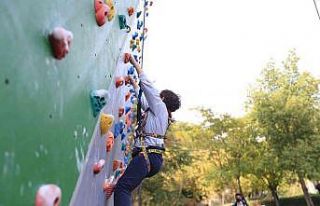 Efeler’in tırmanış duvarı minik izcileri ağırladı