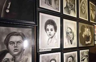 Eğitim almadan çizdiği resimlerle yeteneğini sergiliyor