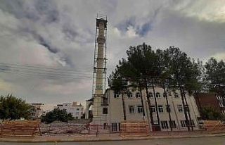 Eğri yapılan iki minare yıkılıyor