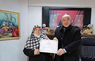Ehliyet almak için 76 yaşında okuma yazma öğrendi