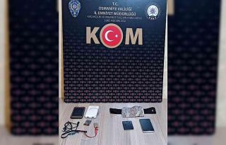 Ehliyet sınavında kamera ve kulaklıkla yakalandı