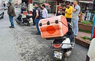 Ehliyetsiz kurye yola fırlayan çocuğa çarptı