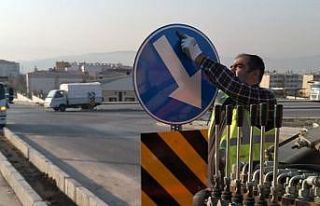 Elazığ Belediyesi yön levhalarını yeniliyor