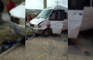 Elazığ’da minibüs elektrik direğine çaptı:...
