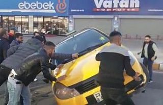 Elazığ’da yan yatan otomobili vatandaşlar düzeltti