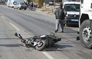 Elektrikli bisiklet ile ticari araç çarpıştı:...