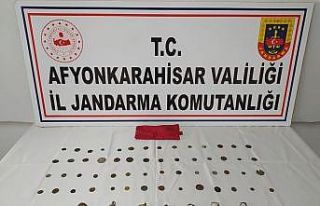 Elindeki tarihi eserlere müşteri ararken yakalandı