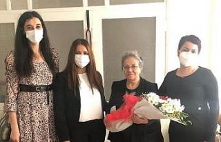 Emekli öğretmen Özköseler’e Öğretmenler Gününü...