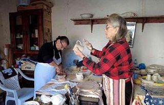 Emekli öğretmenler, usta elleriyle seramik sanatına...