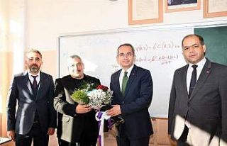 Emekli olan öğretmene son dersinde kaymakamdan sürpriz