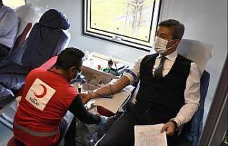 Emniyet Müdürü Tuncer, kan bağışı için kolları...