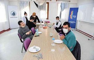 Engelli bireylere boncuk terapisi