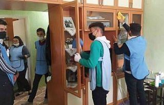 Engelli kadının evini lise öğrencileri temizledi