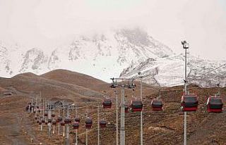 Erciyes’in zirvesi beyaza büründü