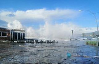 Erdek’te fırtına şiddetini sürdürüyor