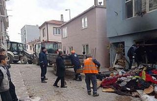 Erdek’te yanan ev ekiplerce temizlendi