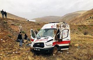 Erzincan’da ambulansın devrilmesi sonucu 3 sağlık...