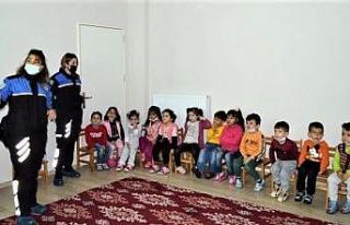 Erzincan’da polisten çocuklara broşürlü bilgilendirme