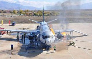 Erzincan’daki havalimanında uçak kazası tatbikatı...